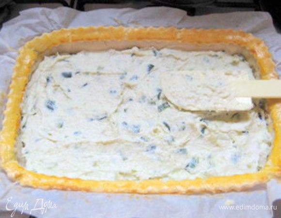 Заполнить основу начинкой. Разровнять.