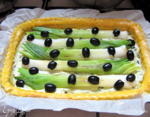 Сверху выложить порей и маслины. Запекать ещё минут 15.