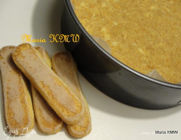 Измельчить печенье, растопить сливочное масло и смешать с крошкой.