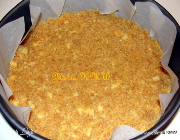 Выложить форму(24-26 см) бумагой для выпечки, равномерно выложить основу на дно формы, приминая ее пальчиками.