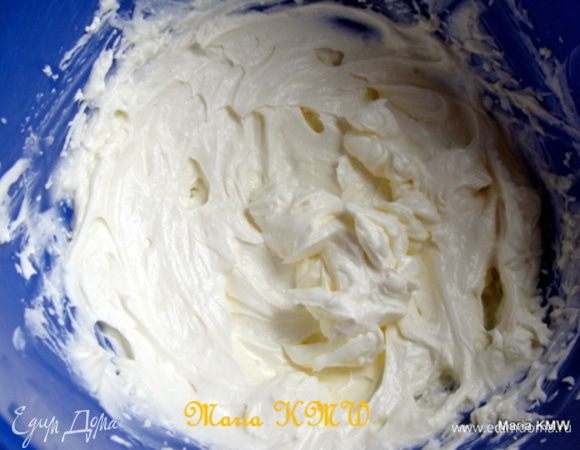 Крем-сыр смешать с сахаром и соком лимона.