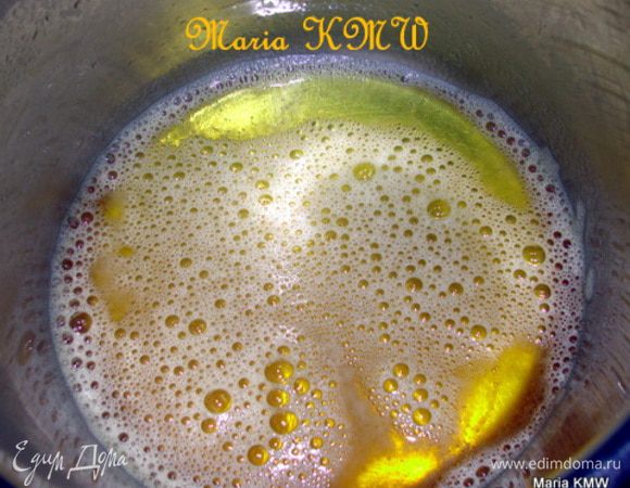 Порошок для желе из пакетика залить 175 мл воды, оставить на 10 минут. После чего проварить, как масса растворится, убрать с огня, не кипятить. Дать слегка остыть.