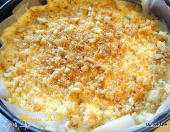 Вылить массу на готовую основу в форме. Присыпать крошкой сверху. Закрыть пищевой пленкой, убрать в холодильник на минимум 30 минут. 