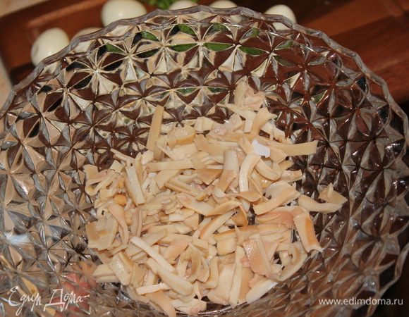 Из банки с кальмарами слейте жидкость. Мясо обсушите на бумажном полотенце. У меня мелко порезанные консервированные кальмары.