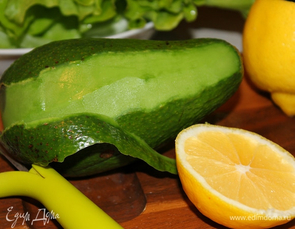 Лимон помойте и выжмите сок. Авокадо очистите от кожицы, разрежьте пополам, выньте косточки. Мякоть авокадо порежьте кубиками и полейте частью лимонного сока, чтобы она не потемнела. Остальную часть сока необходимо оставить для заправки салата.