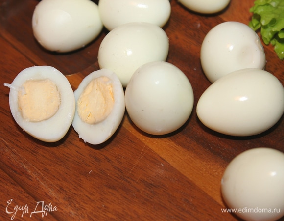Перепелиные яйца отварите вкрутую, затем очистите и разрежьте пополам.