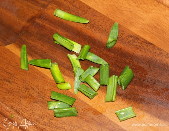 Зеленый лук нарезать. Подготовленные ингредиенты перемешайте. Полейте оливковым маслом, смешанным с горчицей. Сбрызните оставшимся лимонным соком, посолите и перемешайте.