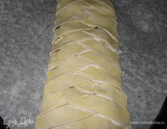 Смазываем яйцом, выпекаем при 180 гр 45 мин.
