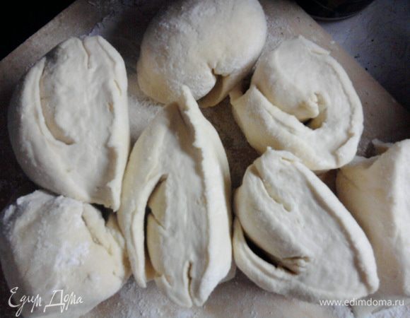 Высыпать в миску муку, сделать в ней углубление и натереть туда на терке маргарин  залить все сметаной. Перемешать. Выложить на доску и вымешать тесто. Поставить тесто на пол часа в холодильник. После разрезать на 7-8 частей.