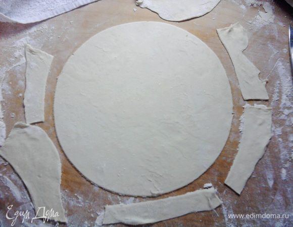 Раскатать каждый кусочек. В этот раз я решила придать им форму и вырезала из каждого кусочка круги, а остатки выпекались вместе с основным кусочком, а потом из них сформировались дополнительные слои.=)
Каждый кусочек выпекаем в духовке, с двух сторон до появления золотистой корочки.