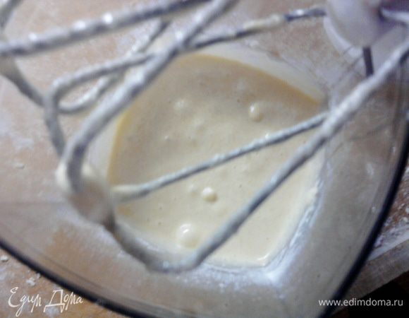 Делаем крем. Крем можно сделать в то время пока тесто лежит в холодильнике. а потом, по мере выпекания коржей, сразу их смазывать. 
2 яйца, 4 ложки муки и стакан сахара взбить миксером.