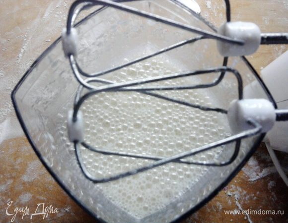 После добавить стакан молока и взбить ещё раз.