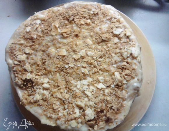 Как загустело выключить, дать немного остыть и после добавить масло, ещё раз перемешать. Можно смазывать коржи.
Верхушку моя бабушка всегда посыпала мелкими кусочками самых румяных коржиков. Как торт остынет поставить в холодильник, желательно на ночь, так лучше пропитается. А с утра, уже к чаю можно есть!=) Приятного аппетита.