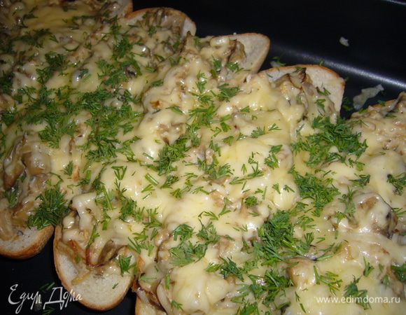Соус: лук порезать и обжарить на растительном масле до золотистого цвета, затем добавить чеснок измельченный, сливки и муку, все перемешать.
Грибы обжарить на растительном масле и соединить с соусом.
Булочки разрезать вдоль и вытащить мякиш. В булочку положить кусочек сливочного масла и заложить ее грибами, затем посыпать сверху сыром и в духовку на 5-7 минут. Вытащить из духовки посыпать зеленью. Приятного аппетита!
