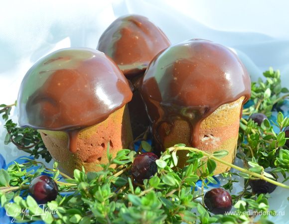 Приготовление: Соединить растопленное сливочное масло с сахаром и желтками. Добавить молоко и соду погашенную уксусом. Муку просеять и соединить с манной крупой. Всыпать муку и манку в масляно-яичную смесь. Белки взбить и аккуратно ввести в тесто. Мы окрашивали тесто пищевыми красителями ( каникулы, совместное творчество). Формы смазать сливочным маслом, обсыпать мукой и разложить тесто. Выпекать в разогретой до 200 градусов духовке до сухой спички. На водяной бане в сотейнике соединить шоколад, масло и мед. Покрыть верх кексов глазурью. МИР ВАМ!