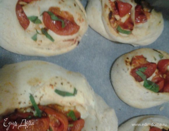 Каждую булку положить на противень с пекарской бумагой швом вниз, а верх раскрыть, чтобы помидорки были наверху, дать подойти