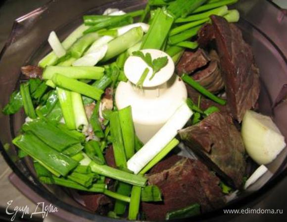 Отварить заранее легкое. 1,5 часа, оставить в бульоне до остывания. Я оставила на ночь. Перекрутить легкое через мясорубку с луком. Мелко порезать зелень. Я что-то в этот раз совсем обленилась и закинула зелень тоже в комбайн.