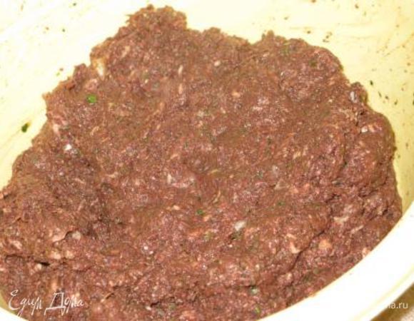 Смешать легочный фарш с мясным, зеленью. Посолить, поперчить, добавить паприку и кориандр, хорошенечко вымешать. Раскатать тесто.