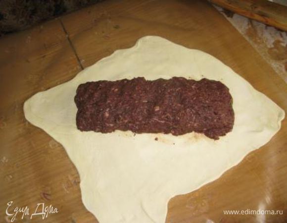 Выложить на тесто начинку.