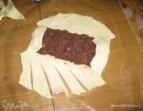 Обрезать уголочки, придавая форму овала. Сделать косые надрезы