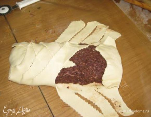 Складывая полоски внахлест, сделать рулет (У Людмилы в рыбном пироге показано как это делается http://www.edimdoma.ru/recipes/33043. Спасибо!)