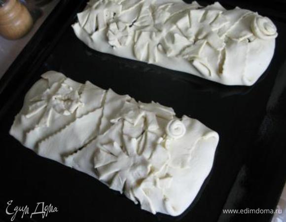 Из обрезков сделать листики-цветочки или другие украшения. Смазать противень маслом, выложить рулеты. Духовка 180 гр. 1 час. За 15 мин. смазать желтком. 