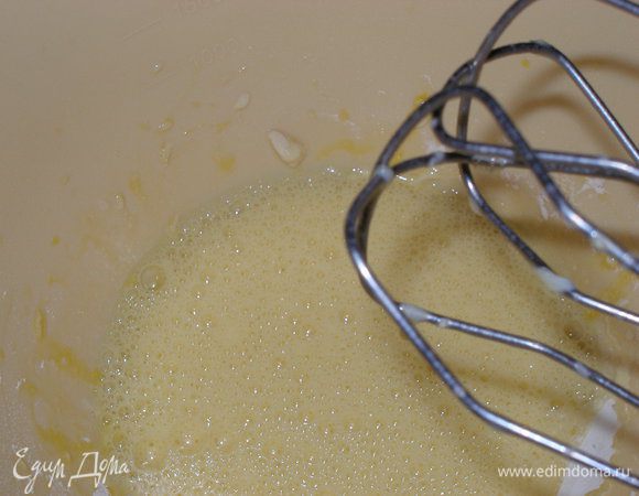 Яйца взбить, но не очень сильно. Добавить сахар, соль, молоко, еще раз взбить. Добавить муку, хорошо перемешать. По желанию можете добавить ванильный сахар.