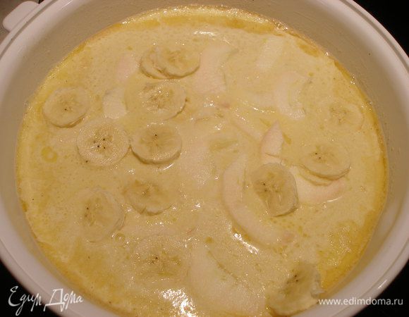 Духовку разогреть до 180С. Сковороду (или круглую форму) смазать 1/2 ст. л. сливочного масла и поставить в духовку на 5-10 минут, чтобы она прогрелась, - сковорода должна быть достаточно теплой (а лучше - горячей), когда мы будем выливать в нее тесто. Достаем сковороду, выливаем в нее тесто. Можно уже ставить в духовку, - это и есть базовый рецепт Dutch Baby Pancake. Но мы не ищем легких путей, - я положила сверху в тесто тонко нарезанные куски яблок и бананов. Ставим в духовку на 20-30 мин. У меня все было готово через 25 мин.