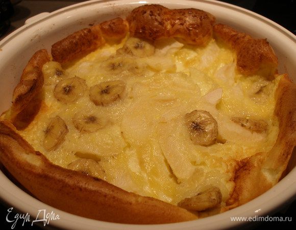 Блин поднимается, причем весьма неравномерно, что придает ему особого художественного обаяния;)
Традиционно его надо полить растопленным маслом (у нас осталось 2,5 ст. л.), Посыпать сахарной пудрой и слегка сбрызнуть лимонным соком.
Порезать на куски (или не резать, если сами собираетесь все съесть) и немедленно подавать!