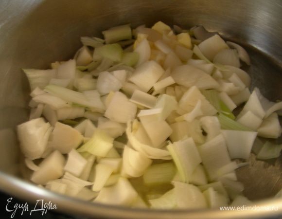 В кастрюле разогреваем сливочное масло и обжариваем лук минуты 3, затем добавляем чеснок, обжариваем еще 1 минуту.
