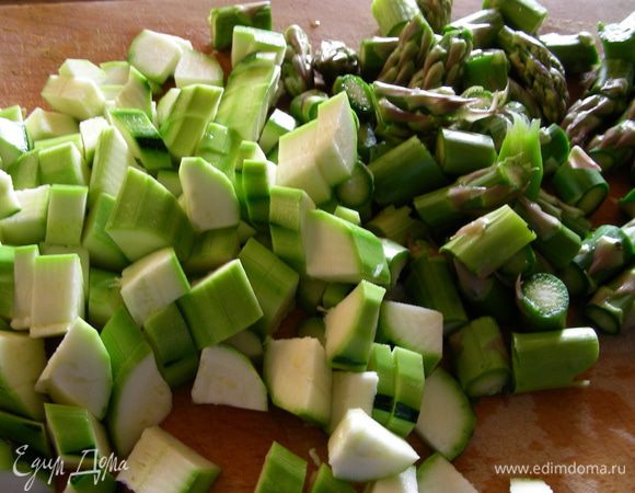 Спаржу и цуккини режем небольшими кусочками.

