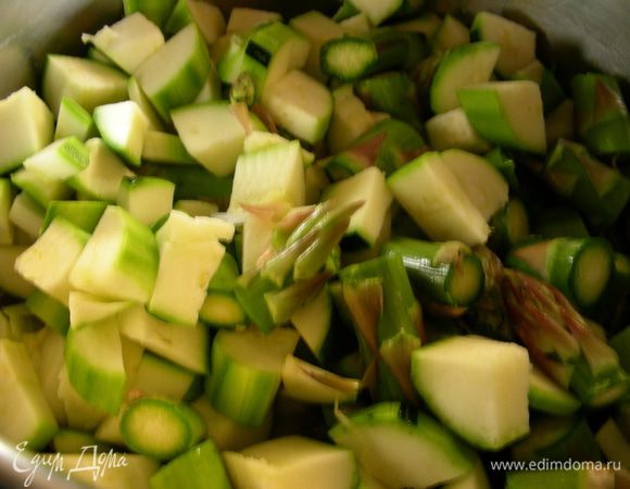 В кастрюлю добавляем овощи, обжариваем на среднем огне минуты 3-5, помешивая. 
