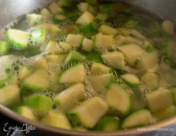 Заливаем бульоном и варим до готовности овощей минут 20.
