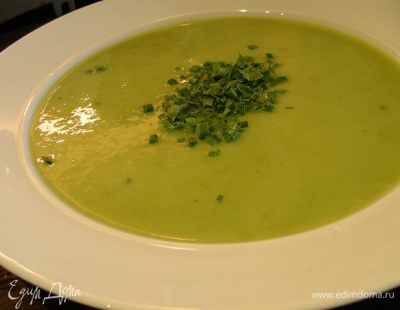 Превращаем суп в пюре, при желании добавляем молоко или сливки до нужной консистенции, солим, перчим по вкусу. Прогреваем суп и подаем, украсив зеленью по вкусу. Приятного аппетита))