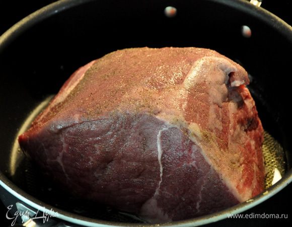 Разогреть духовку до 190гр.Кусок посолить и поперчить.Разогреть сковороду до горяч.состояния,но без задымления.Добавить говядину.