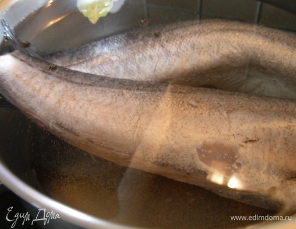 Сначала отвариваем нашу рыбку. Я добавила 1 лавровый лист и пару горошин перца. Достаем ее из бульона и даем немного остыть. Бульон при необходимости процеживаем.
