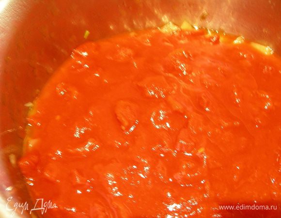 Добавляем томаты с соком и бульон. Солим, перчим, доводим до кипения.

