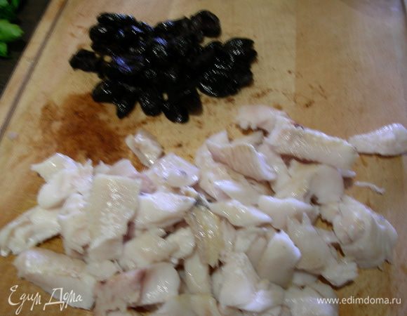 Рыбу разбираем на средние кусочки. Маслины нарезаем кружочками.
