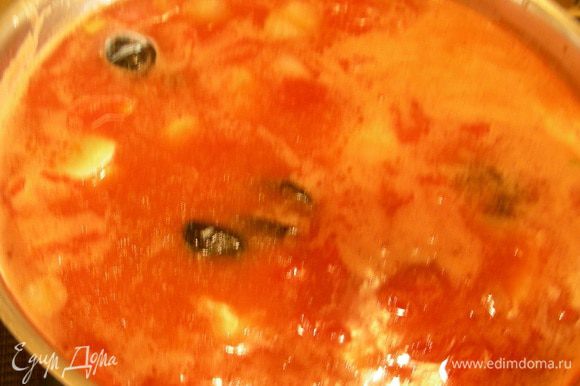 Добавляем рыбу,горошек и маслины в суп и готовим на небольшом огне минут 10-15.
