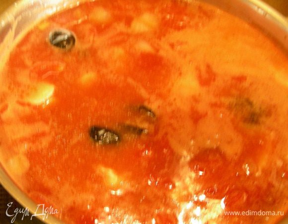 Добавляем рыбу,горошек и маслины в суп и готовим на небольшом огне минут 10-15. 
