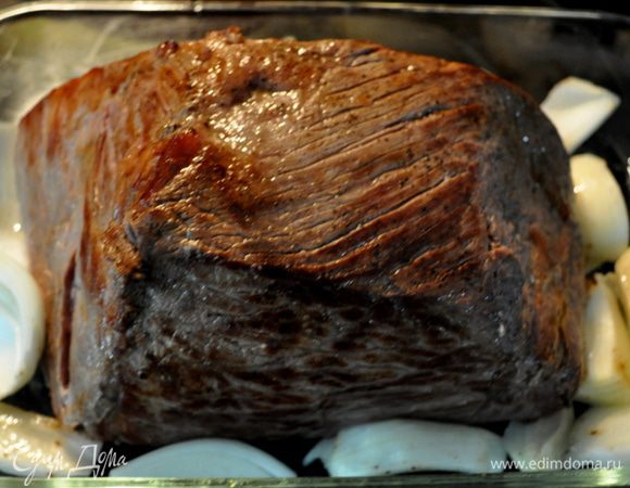 Выложить обжаренную говядину на жаропрочную посуду,обложить луком.и поставить в духовку на 1час.