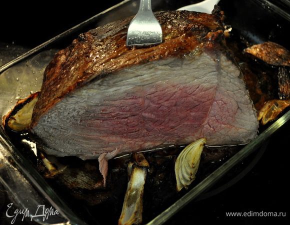 Готовую говядину снять с духовки и дать постоять 10мин.Разрезать на порционные куски и подавать с хреновым соусом и гарниром и запечен.луком.