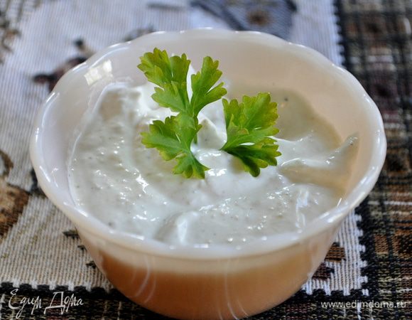 Приготовим хреновый соус для ростбифа пока говядина сидит в духовке.Смешаем сметану ,хрен и лимон.сок,соль и перец по вкусу.Выложим все в небольшую плошку.