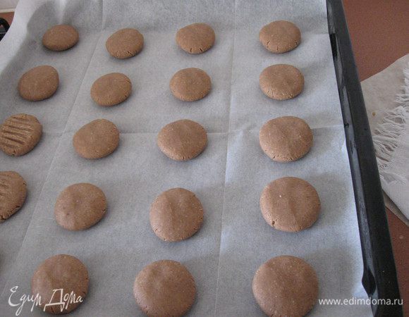 Размягчить сливочное масло, Растереть ложкой масло и сахар, добавить остальные продукты и замесить тесто. Тесто получается похожее на пластилин.Сделать из теста шарики размером с грецкий орех, выложить их на протвень, накрытый бумагой,  чуть придавить ладошкой.