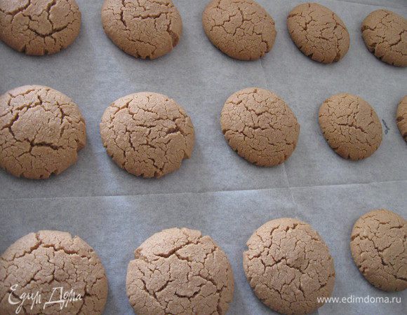 Печь при 190 С около 20 минут. В процессе выпечки печенье трескается. Печенье остудить, осторожно переложить т.к. оно очень хрупкое. Из данного количества продуктов у меня получилось 52 печенюшки.