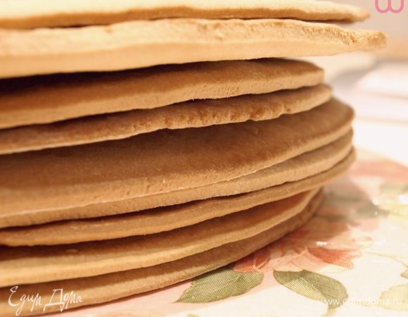 Скатываем из него колбаску, разделяем на 8-10 частей, накрываем каждую полотенцем. Раскатываем тонкие коржики, необходимого диаметра. Выпекаем один за одним при 200С до золотистости.