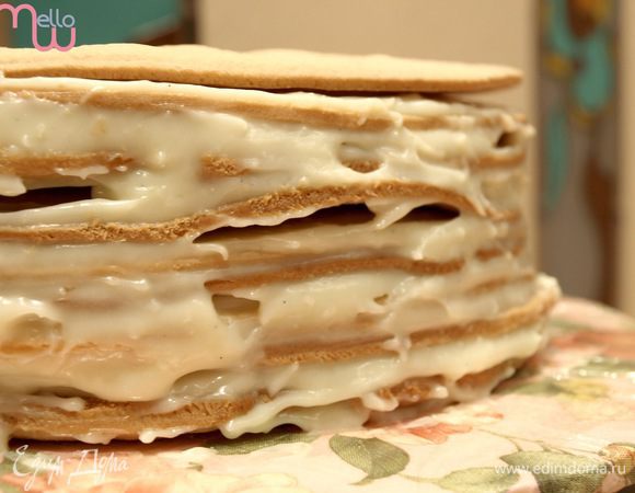 Сборка элементарна: корж-крем-корж-крем... Отправляем на 1-2 часа в холодильник, чтобы коржи немного пропитались кремом. Затем заполняем пустоты кремом и покрываем весь торт кремом. Отправляем на ночь в холодильник.
