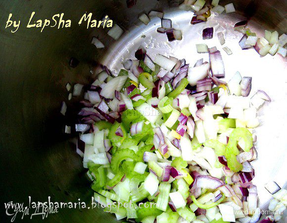 На оливковом масле в кастрюльке для супа обжарим  репчатый лук, красный лук и сельдерей до прозрачности. (около 5 минут)