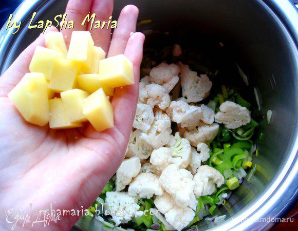 ... и картофель. Обжариваем помешивая ещё 3-4 минут.