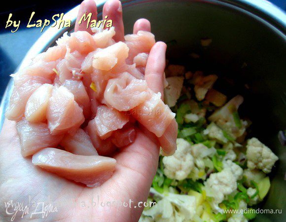 Курицу помоем и нарежем небольшими кусочками. Добавим в кастрюлю воду и курицу. 